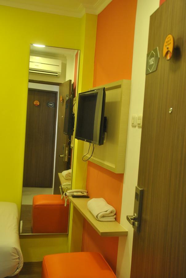 Djo Front One Inn Bengkulu Exterior photo