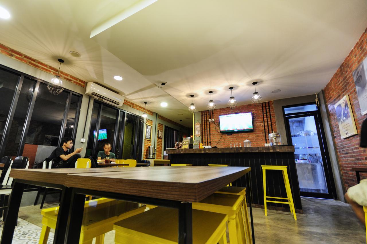 Djo Front One Inn Bengkulu Exterior photo